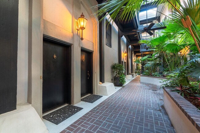 Building Photo - Stylish City Living in Historic Charleston