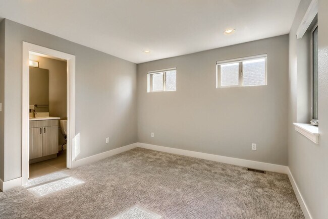 Building Photo - 3 bedroom Townhome + 2 Large Flex Spaces &...