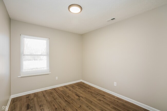 Building Photo - 728 Holiday Dr