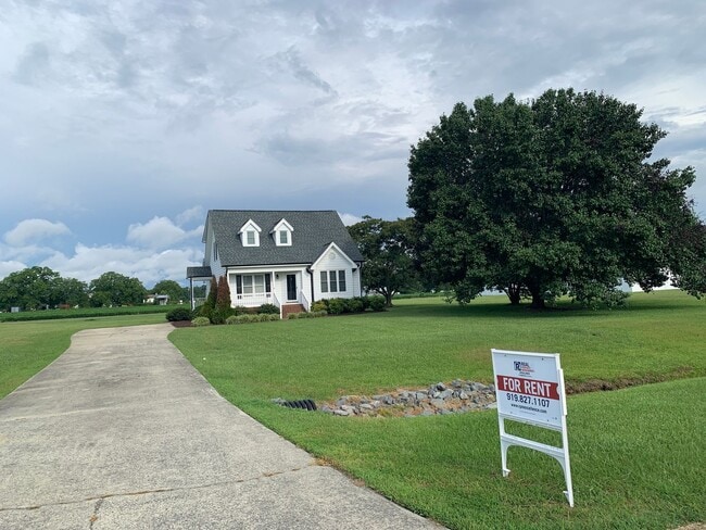 Building Photo - Pretty Home, Featuring 1st Floor Master Su...