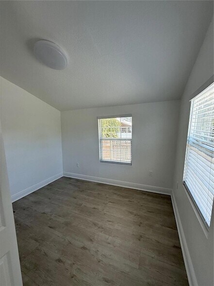 Building Photo - 114 W Amelia Ave