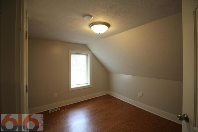 Building Photo - 858 Dayton St SW