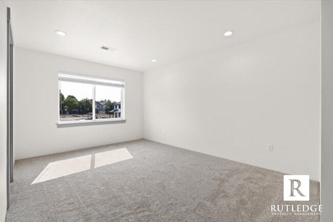 Building Photo - Gorgeous! Brand New 3 Bedroom 2.5 Bath Tow...