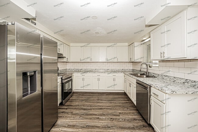 Building Photo - 9965 Crestwood Dr