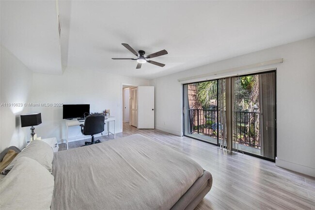 Building Photo - 11913 SW 11th Ct