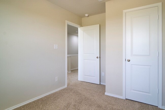 Building Photo - Hunters Ranch Beauty! 3 Bedroom 2 1/2 Bath Townhome