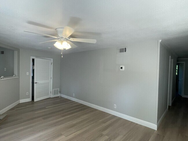 Building Photo - 133 3rd St