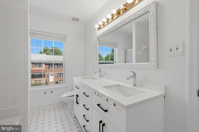 Building Photo - 46601 Carriage Ct