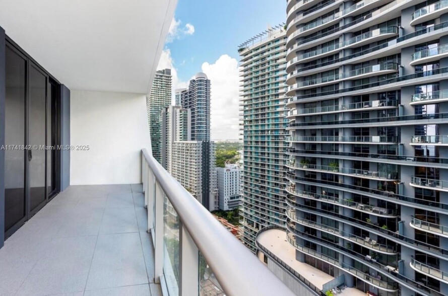 Building Photo - 1010 Brickell Ave