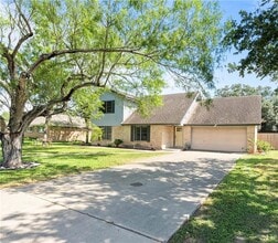 Building Photo - 607 E 11th St