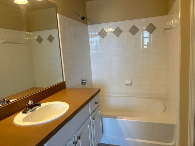 Building Photo - 2048 Alta Meadows Ln