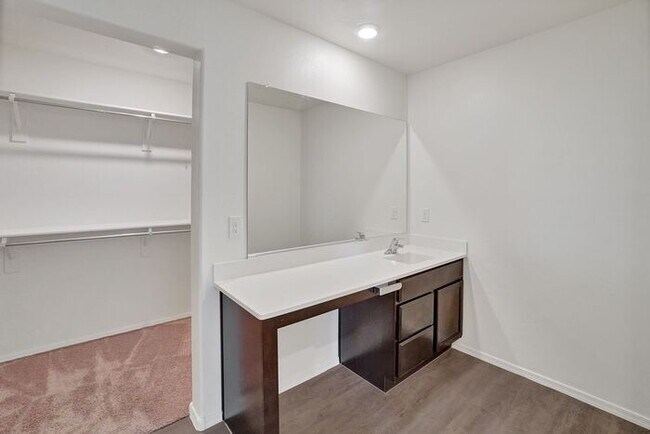 Building Photo - 4051 E Braddock Dr