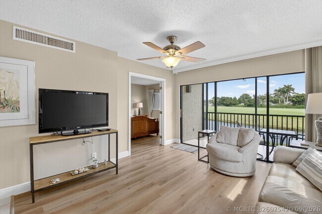 Building Photo - 451 Greensward Ln