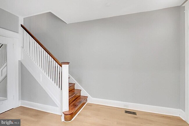 Building Photo - 727 Otis Pl NW