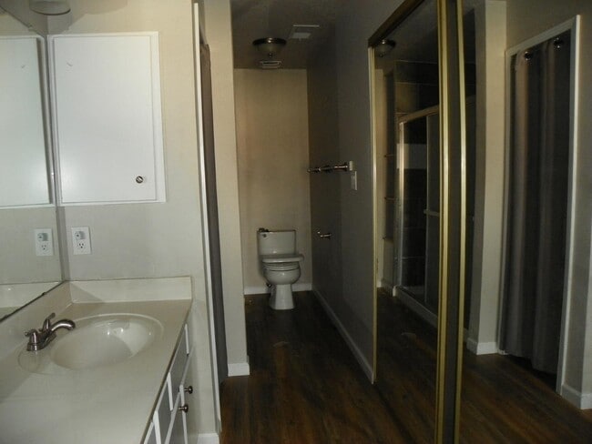 Building Photo - 811 Country Club Dr SE