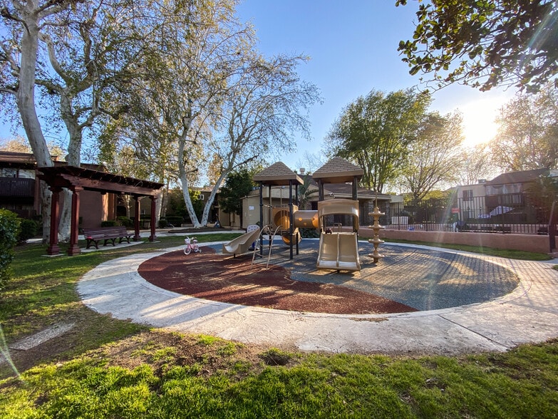 Jungle gym - 18350 Hatteras St