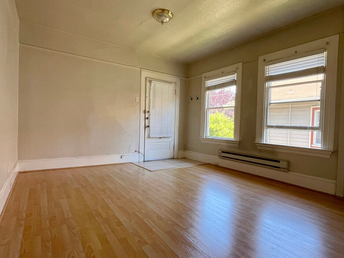 Building Photo - 825 57th St