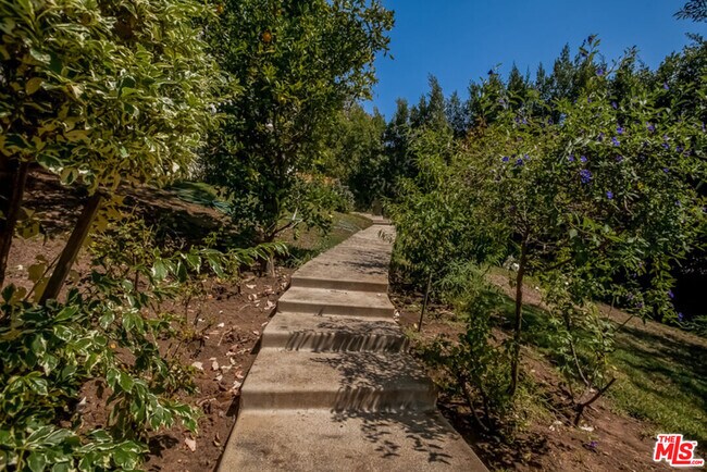 Building Photo - 1332 Comstock Ave