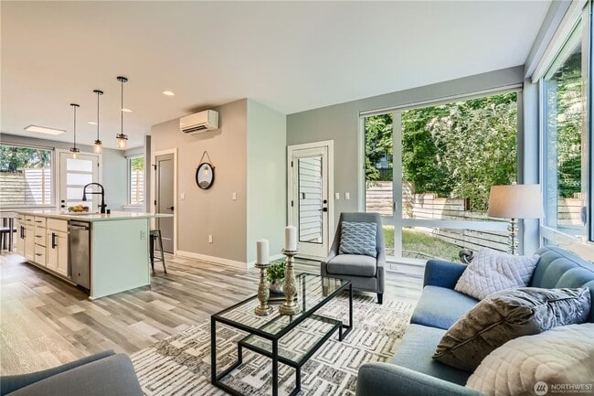 Building Photo - Spacious end-unit 3 bed townhome near Seat...