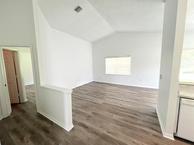 Building Photo - 113 Eastwood Dr