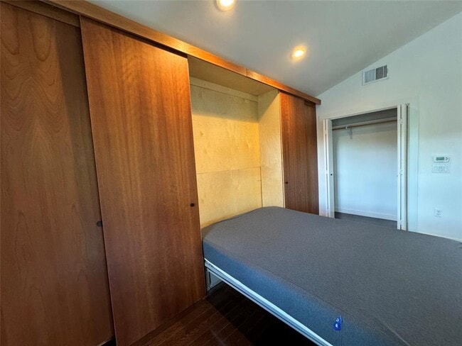 Building Photo - 1208 E 2nd St