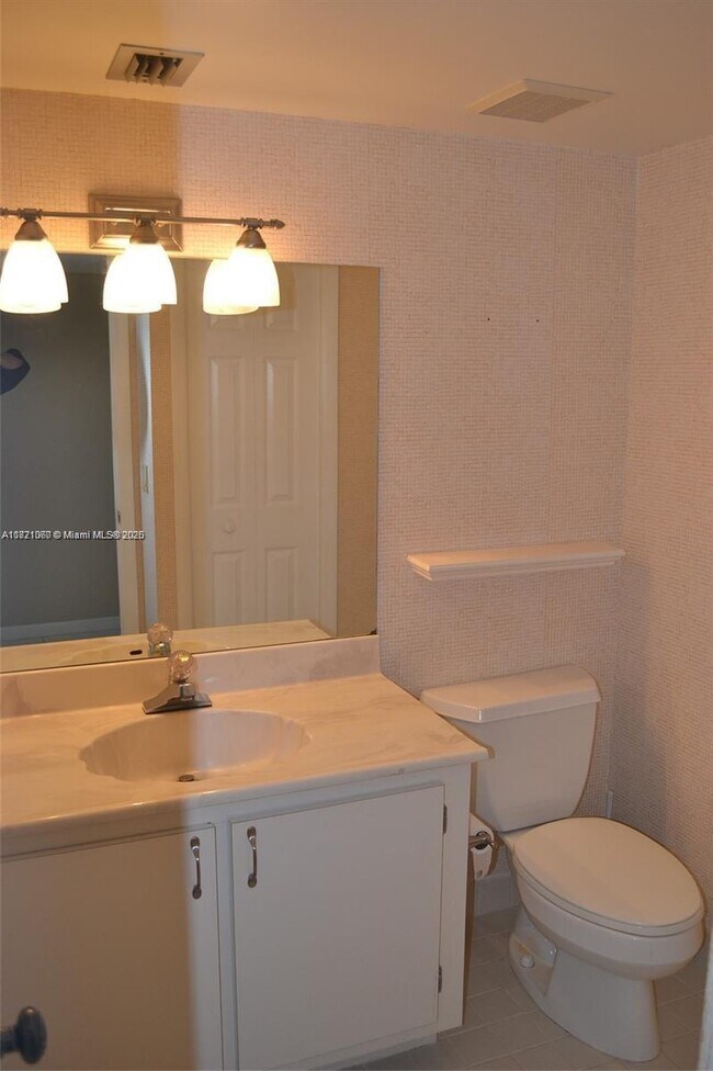 Building Photo - 491 Racquet Club Rd