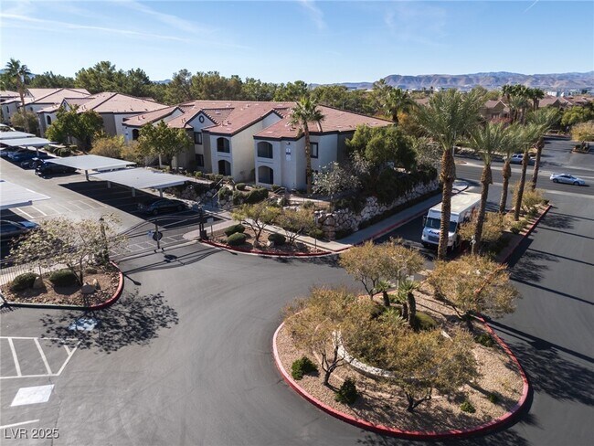 Building Photo - 950 Seven Hills Dr