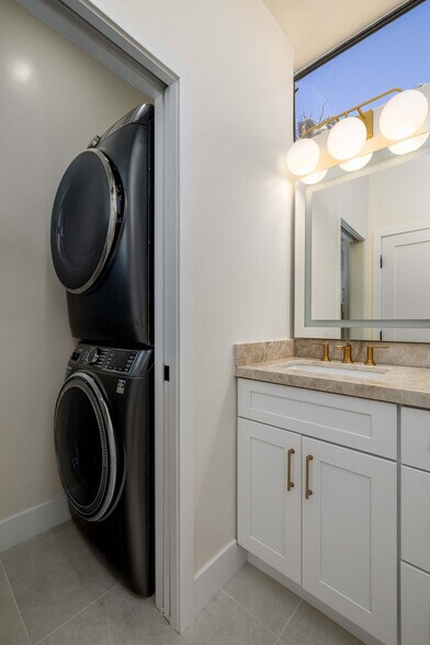 Building Photo - 357 Playa Del Sur St