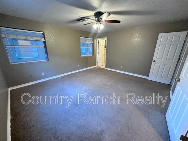 Building Photo - 538 Roadrunner Dr