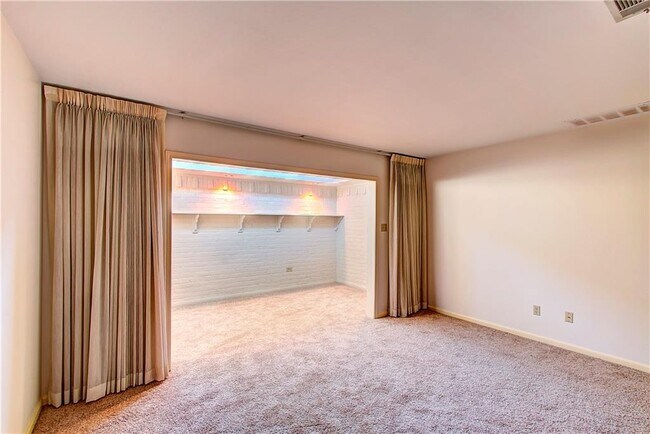 Building Photo - 11121 Pinehurst Dr