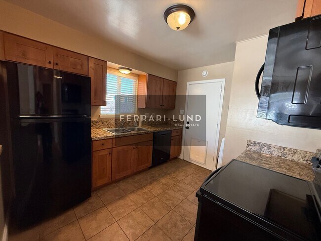 Building Photo - Eden 965-967