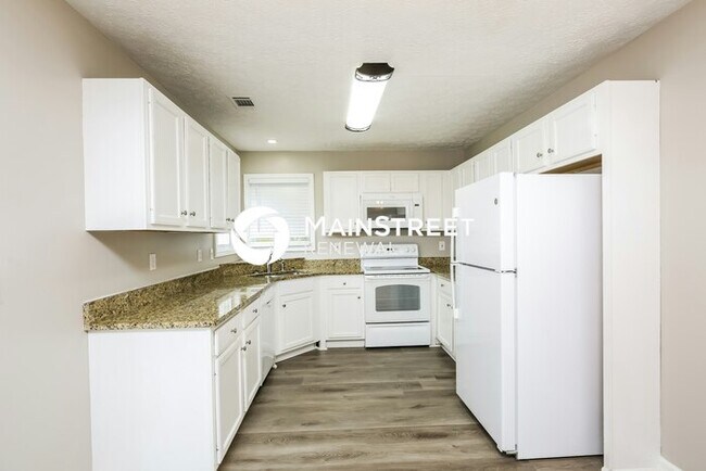 Building Photo - 4 Bedroom Pet-Friendly Home in Flowery Branch, GA with Main Street Renewal