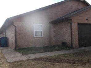 Building Photo - 3 Bed, 2 Bath, 1 Car Garage