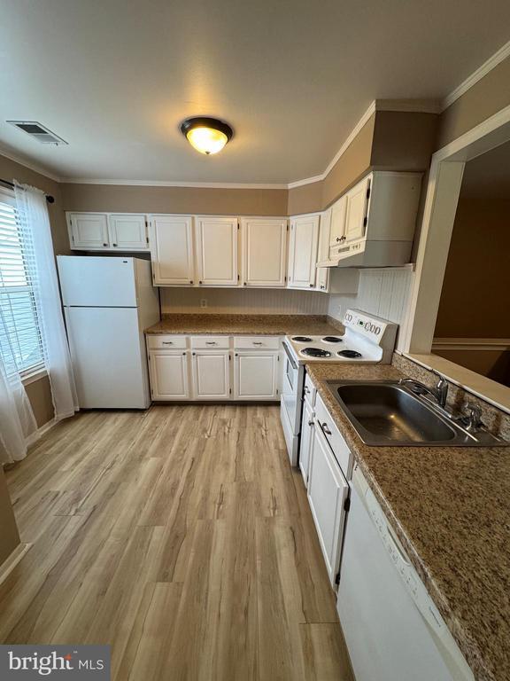 Building Photo - 906 Mews Dr