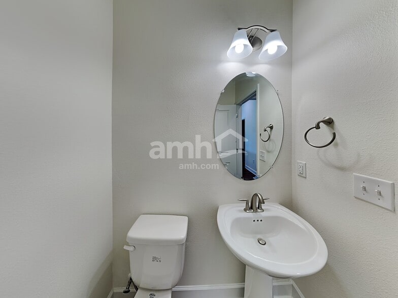 Building Photo - 524 Pine Terrace Dr