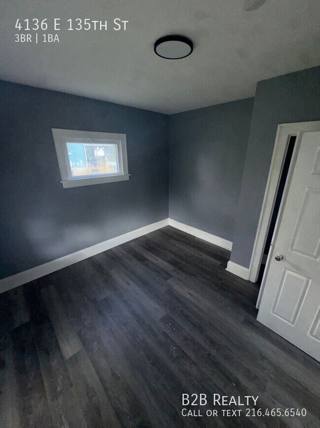 Building Photo - 4136 E 135th St