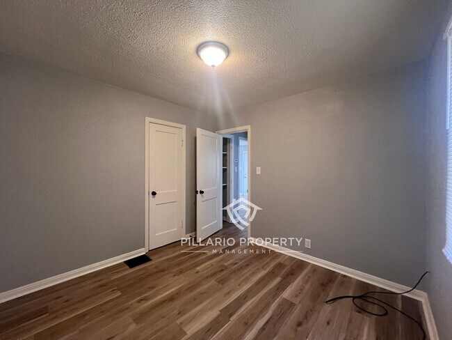 Building Photo - Newly Renovated, 4 Bedroom, 2 Bathroom Home Available NOW!