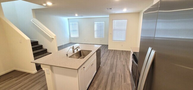 Building Photo - LIKE BRAND NEW AND BEAUTIFUL! 3 BEDROOMS, 2.5 BATHS