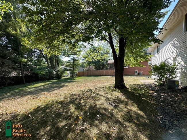 Building Photo - 4 Bedroom Home in Burnsville