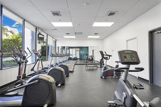 Building Photo - 100 Bayview Dr