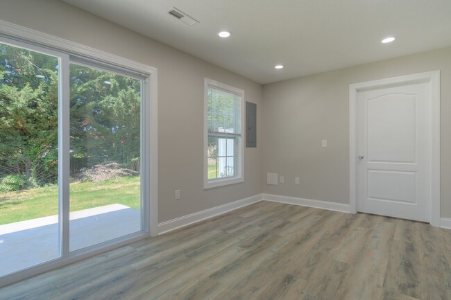 Building Photo - Oak Tree Townhome|End Unit| 3 Bed, 2 Bath|...