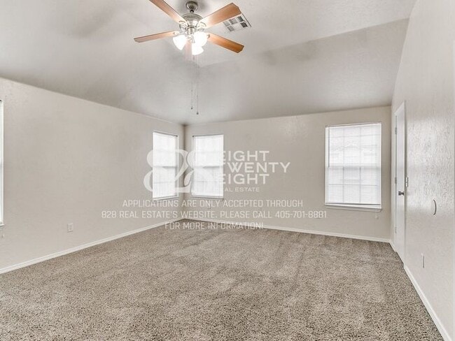 Building Photo - *AVAILABLE NOW!* Spacious 3 Bed/2.5 Bath Duplex Townhome Available in Norman!