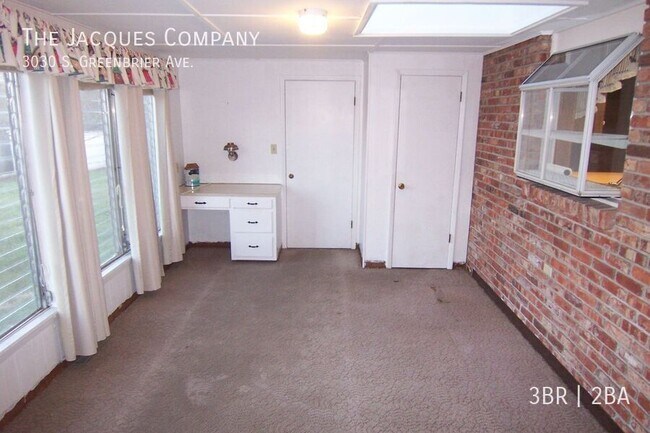 Building Photo - 3030 S Greenbrier Ave