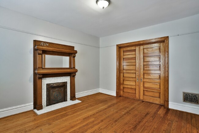 Building Photo - Charming 2-Bedroom Unit Near The Grove!