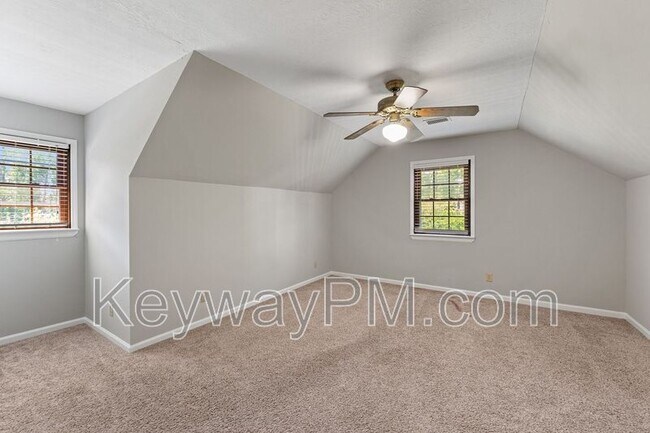 Building Photo - 255 Silver Maple Rd