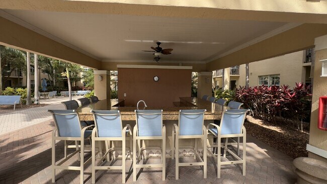 Building Photo - 2-Bedroom Penthouse in the Heart of West Palm Beach