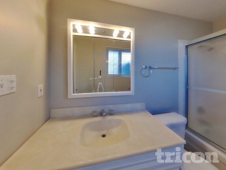 Building Photo - 3090 Santa Ana Dr