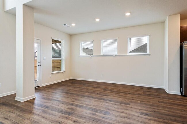 Building Photo - 801 Simmental Loop