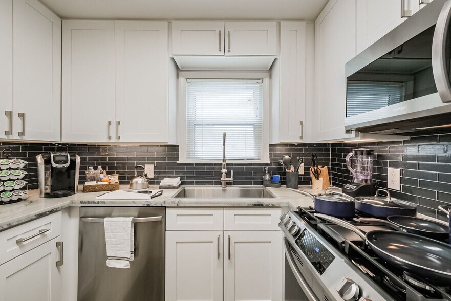 Building Photo - 1329 W 21st St