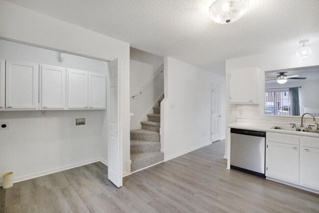 Building Photo - An adorable home! Pets Welcome!
